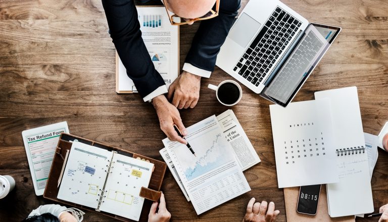 Реєстрація ФОП чи ТОВ: що краще обрати для початківців? 6 aerial view business data analysis graph