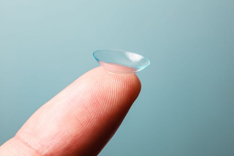 Чому болять очі від лінз: типові помилки користувачів 10 contact lens balance on the tip of index finger 470937883 9ae6bc8cd5ad4a138beaae56c4f1fd20