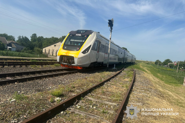 Поїзд "Коломия Рава-Руська" зачепив жінку, яка перебувала поблизу колії (ФОТО) 1 img b55df9f3ca7e2b31b52ca84d9c1b1608