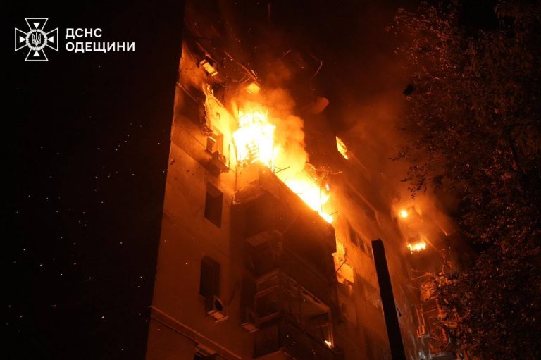 росія атакувала Одесу: спалахнула пожежа у багатоповерхівці, загинула жінка (ФОТО) 1 photo 2025 07 19 05 28 35