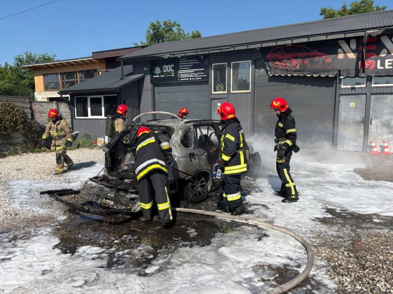 Водій намагався врятувати авто: у Франківську горіла "BMW X5" (ВІДЕО) 11 photo 2025 07 21 11 08 36