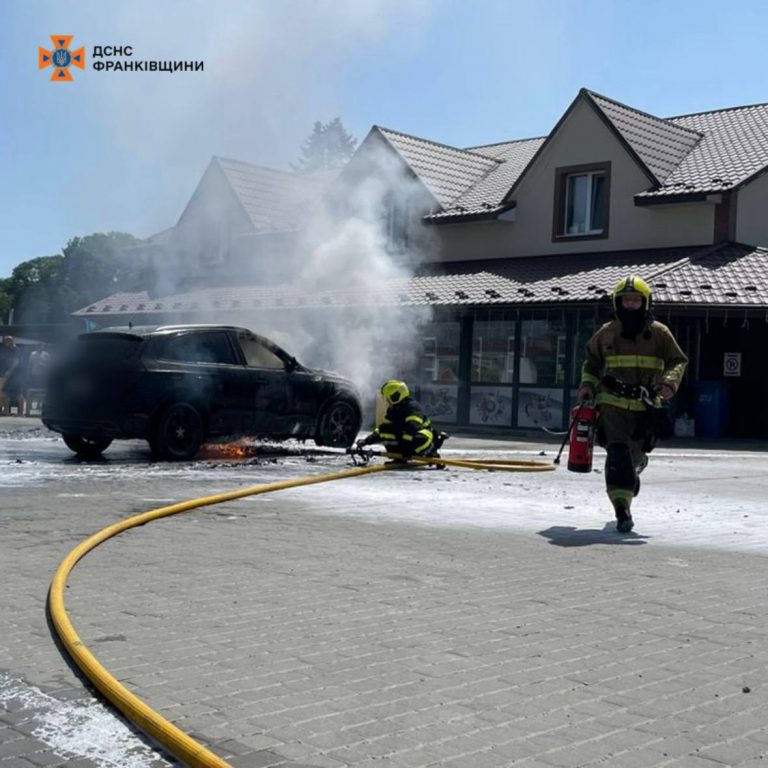 Легкова автіка загорілася просто посеред вулиці у Снятині (ФОТОФАКТ) 1 photo 2025 07 26 17 52 29