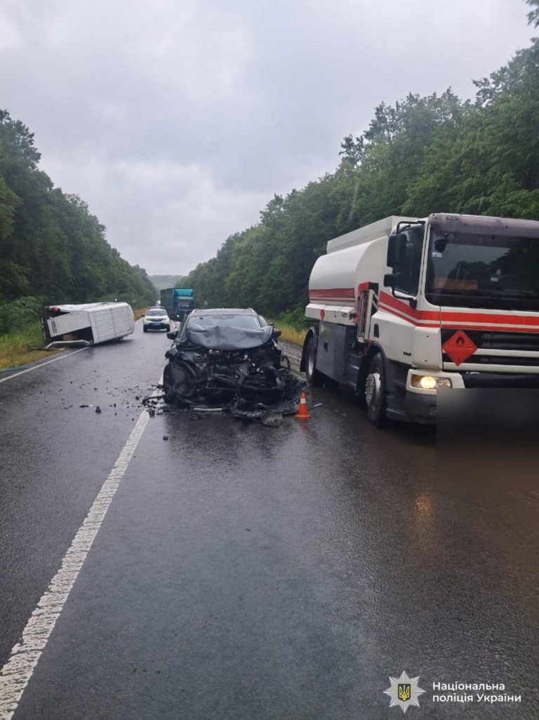 Мікроавтобус та легковик зіштовхнулися на Прикарпатті (ФОТО) 10 photo 5438266957628568801 y 1