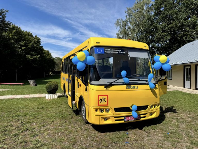 Косівщина отримала два нові шкільні автобуси "Школярик" (ФОТО) 8 Косівщина отримала два нові шкільні автобуси "Школярик" (ФОТО)