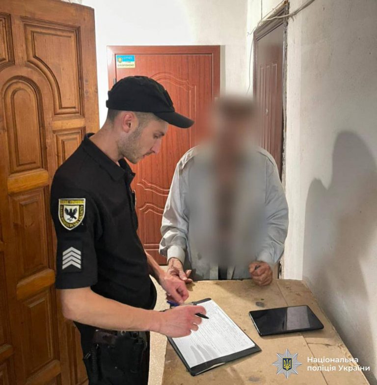 У Калуші 61-річний чоловік розгулював голий по місту: його розшукали