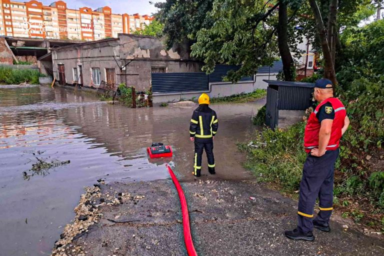Впало дерево й підтоплені будинку: у Тернополі пройшла сильна злива (ФОТО) 11 Впало дерево й підтоплені будинку: у Тернополі пройшла сильна злива (ФОТО)