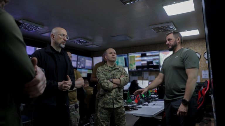 Поближче до захисників: Шмигаль поїхав на Харківщину (ФОТО) 3 Поближче до захисників: Шмигаль поїхав на Харківщину (ФОТО)