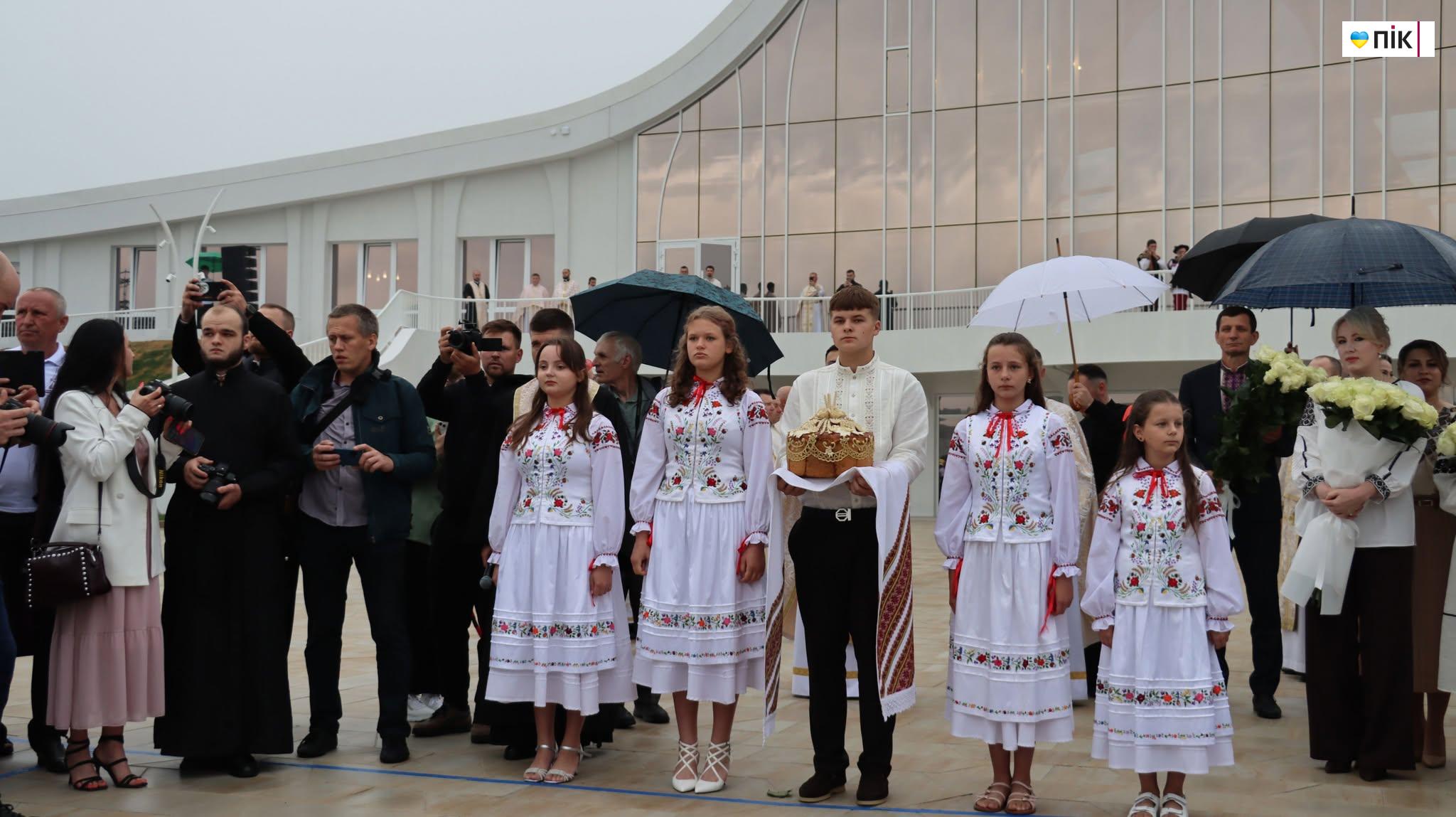 У Старуні освятили перший в Україні храм УГКЦ з підземною базилікою (ФОТОРЕПОРТАЖ) 5 533530093 764270979908983 7786152945441140691 n