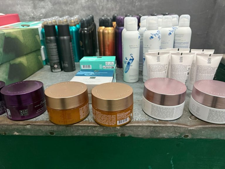 На Львівщині викрили двох прикарпатців, які везли косметику контрабандою (ФОТО)
