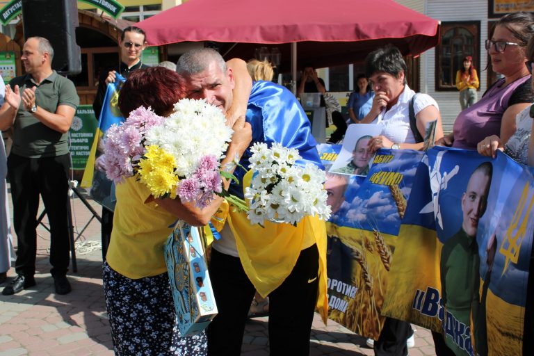 Верховинська громада зустріла воїна, який повернувся з полону (ФОТО) 7 537593894 1208007328036546 4993912421078304038 n