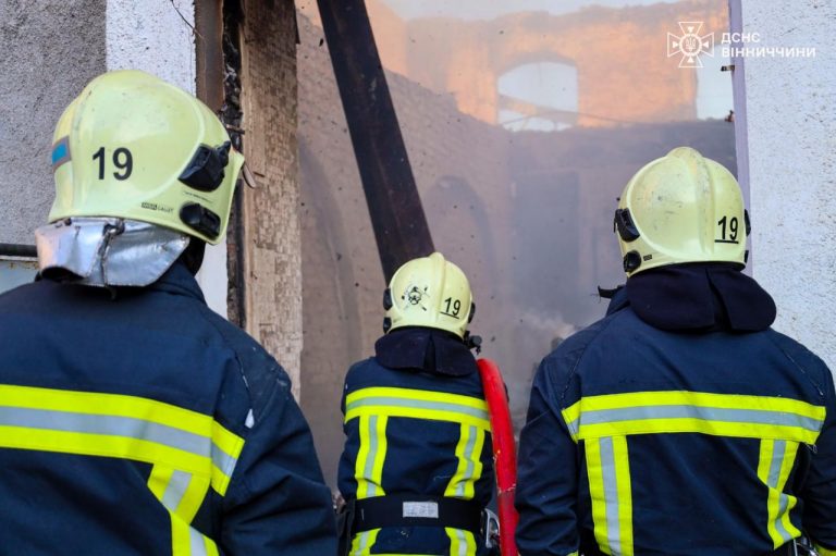 Росіяни атакували об'єкт критичної інфраструктури на Вінниччині (ФОТО) 12 Росіяни завдали удару по об'єкту критичної інфраструктури на Вінниччині (ФОТО)