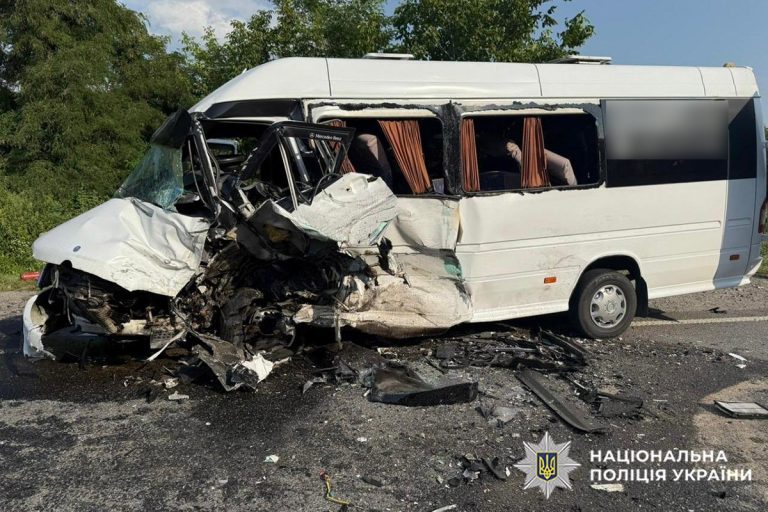 На Хмельниччині у ДТП потрапив автобус: постраждали 16 людей (ФОТО) 8 68a1f6c30554a352746085