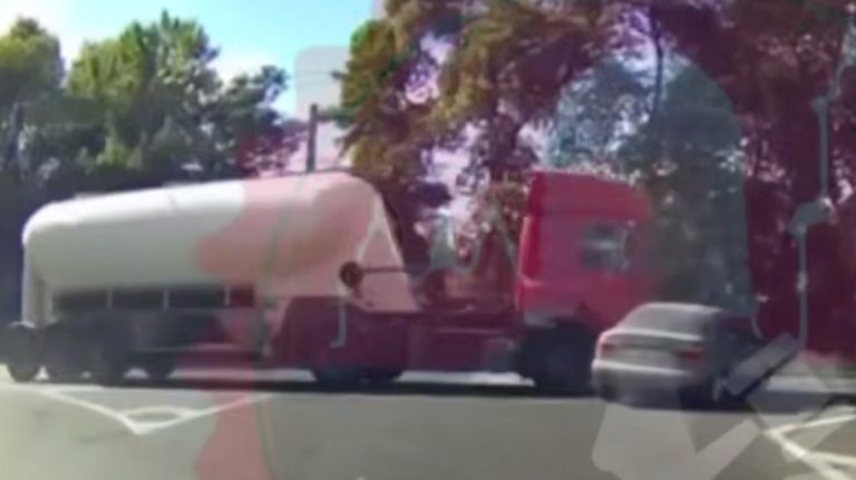 ДТП у Франківську: вантажівка знесла легковик (ВІДЕО) 6 83768a5864c651b21111