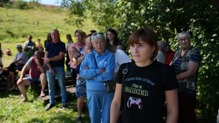 Сморід із ферми отруює життя мешканцям Рогатинщини, але перевірки заборонені (ВІДЕО)