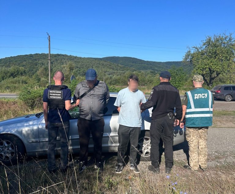 Священник хотів перевезти чоловіка через кордон, сховавши його під рясою (ВІДЕО) 4 Священник хотів перевезти чоловіка через кордон, сховавши його під рясою (ВІДЕО)