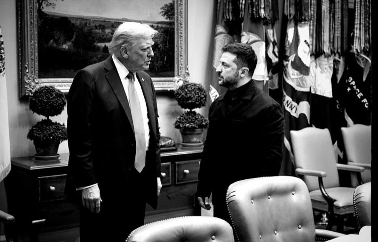 Зеленський подарував Трампу ключку для гольфу, а Трамп йому - ключі 4 IMG 20250819 085932 513