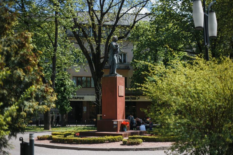 У Франківську дерева одягнуть у спеціальні вишиванки 1 IMG 7991 scaled 1
