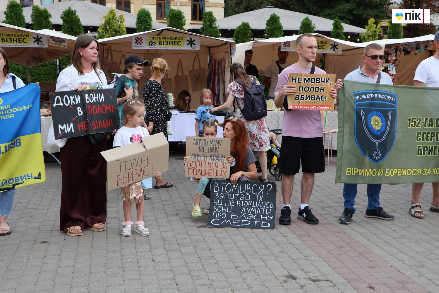У Франківську пройшла акція на підтримку військовополонених (ФОТО) 23 IMG 9720 resize 1