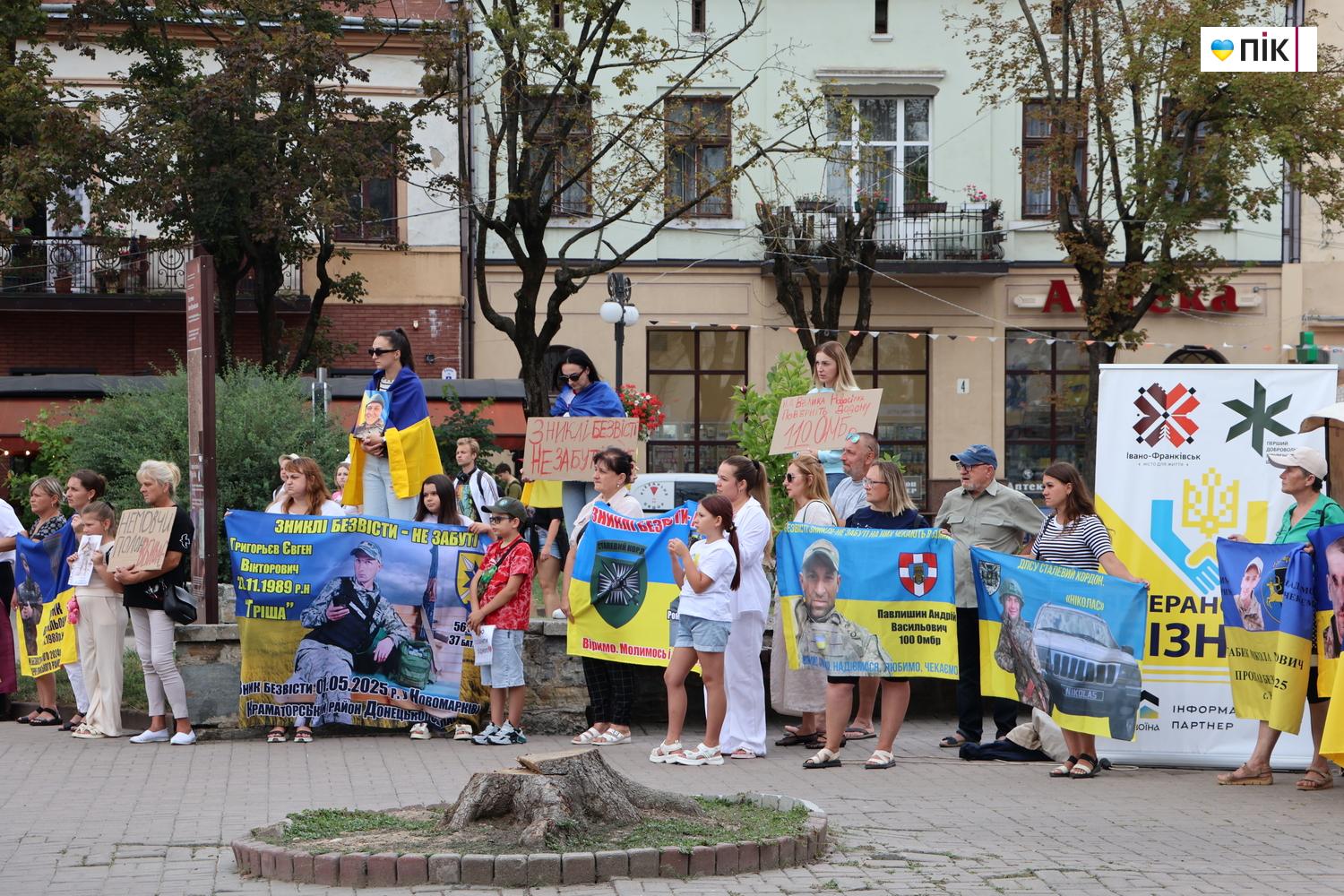 У Франківську пройшла акція на підтримку військовополонених (ФОТО) 9 IMG 9831 resize