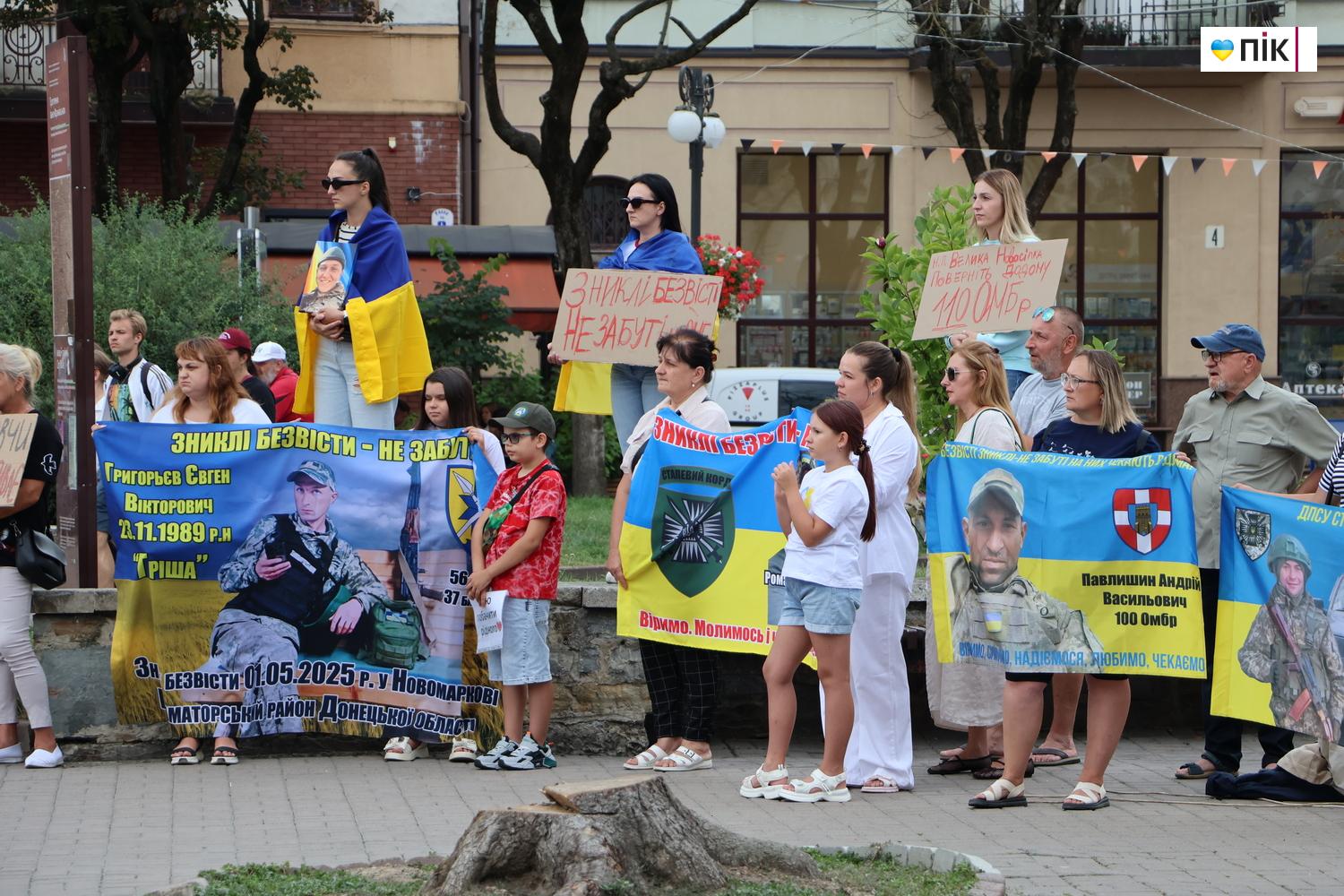 У Франківську пройшла акція на підтримку військовополонених (ФОТО) 8 У Франківську пройшла акція на підтримку військовополонених (ФОТО)