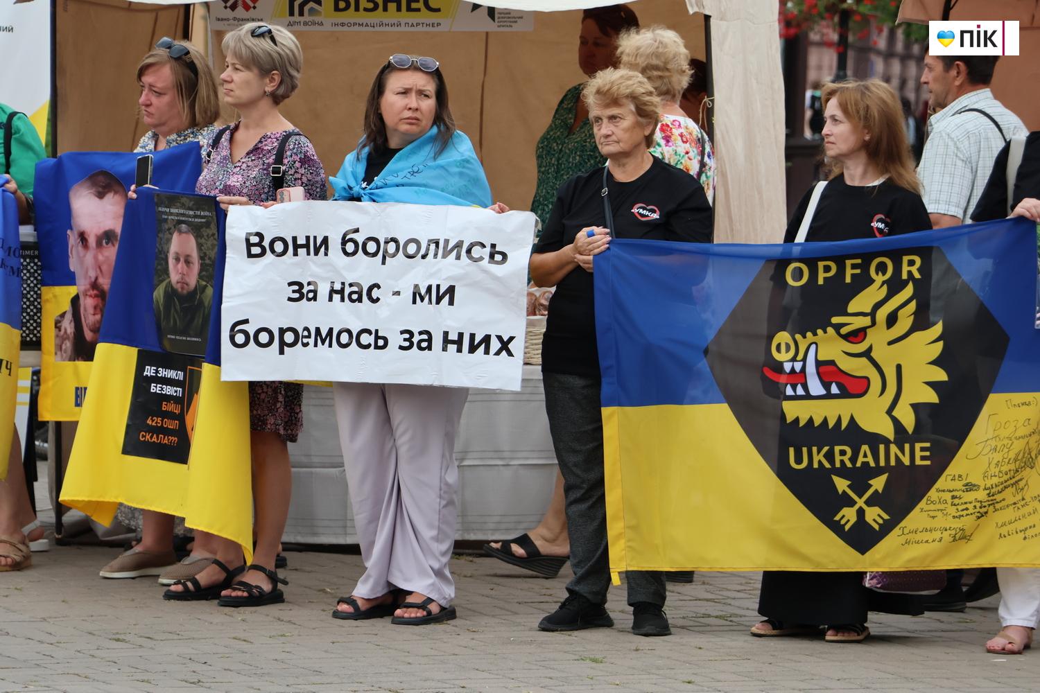 У Франківську пройшла акція на підтримку військовополонених (ФОТО) 7 IMG 9847 resize