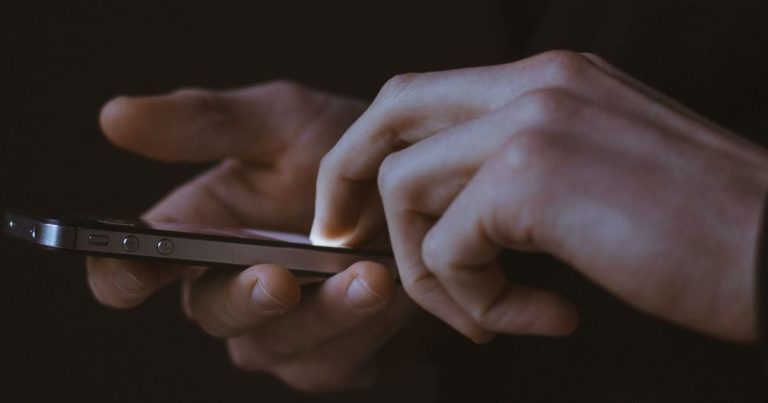 Чому українцям можуть видати номер телефону полеглих воїнів та як цього уникнути