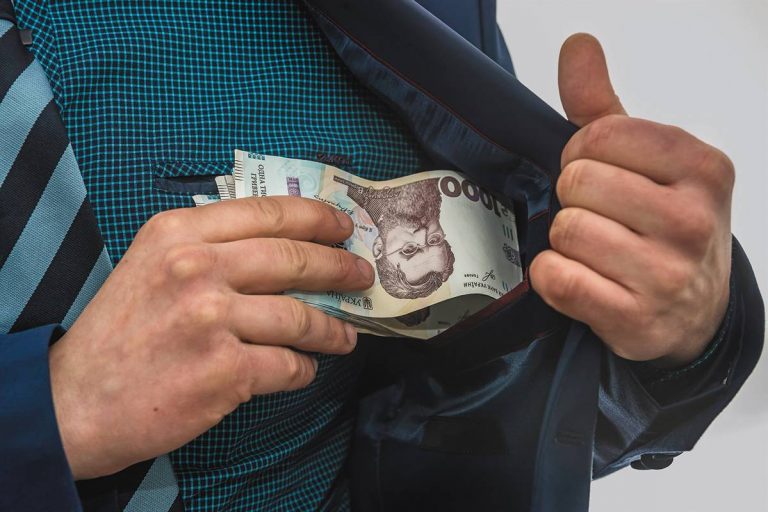 Викрили директора підприємства з Прикарпаття, який наживався на ремонті бронетехніки 1 desktop GERF 01 depositphotos 9 2