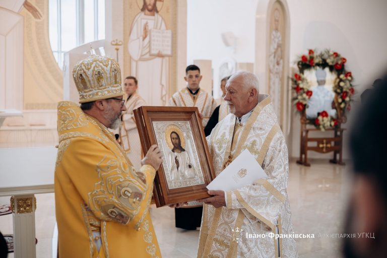 Блаженніший Святослав передав храмові у Старуні врятовану з Бахмута ікону (ФОТО) 12 Врятовану з Бахмута ікону «Бахмутський Спас» Блаженніший Святослав передав храмові у Старуні (ФОТО)