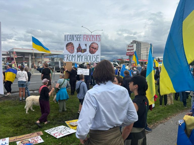 "Руки геть від України": на Алясці проходить мітинг на підтримку України (ФОТО, ВІДЕО) 4 photo 2025 08 15 07 02 28