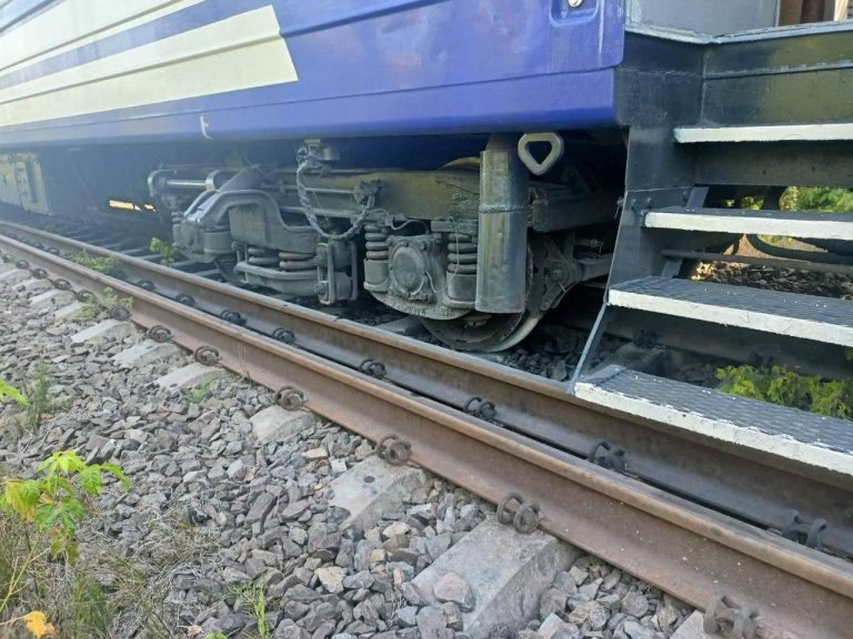 На Закарпатті через спеку з рейок зійшли три вагони пасажирського поїзда (ФОТО) 9 photo 2025 08 15 16 50 06