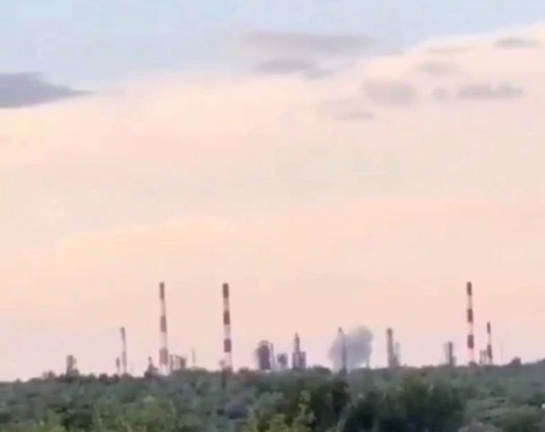 Україна уразила російський нафтопереробний завод та морський термінал Усть-Луга (ФОТО) 10 photo 2025 08 24 16 33 17