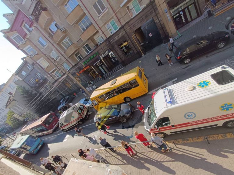 Масштабна автотроща в центрі Івано-Франківська: рух ускладнено (ФОТО, ВІДЕО) 1 photo 2025 08 28 09 44 15