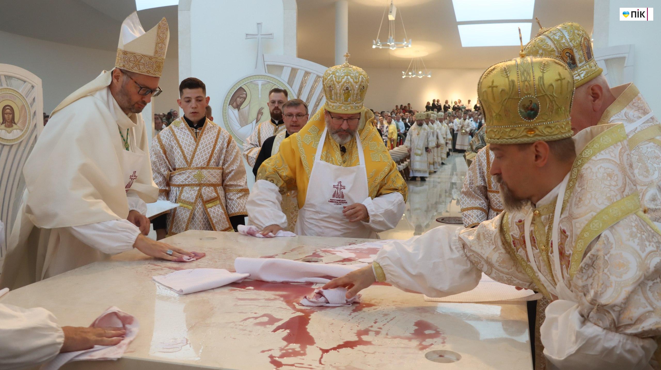 У Старуні освятили перший в Україні храм УГКЦ з підземною базилікою (ФОТОРЕПОРТАЖ) 23 photo 5278686116305828832 w 1