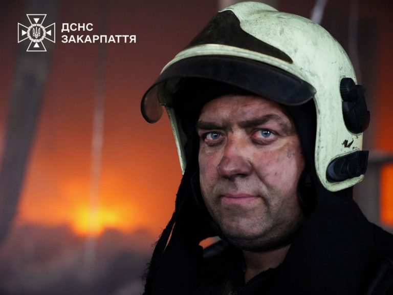 У Мукачеві загасили масштабну пожежу на підприємстві, після російського обстрілу 5 photo 5280496251747562837 y