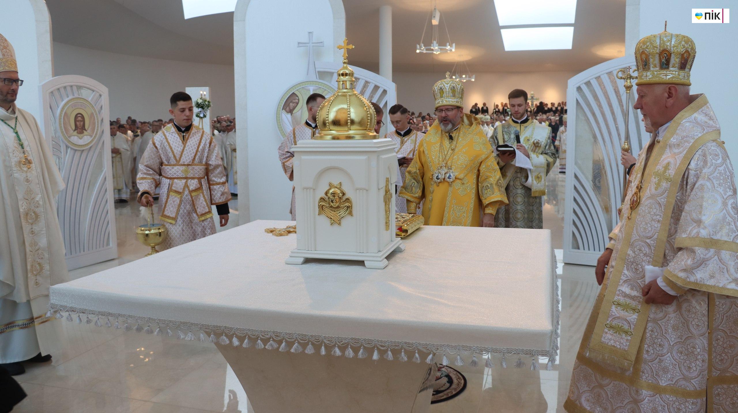 У Старуні освятили перший в Україні храм УГКЦ з підземною базилікою (ФОТОРЕПОРТАЖ) 41 photo 5280937916119515240 w