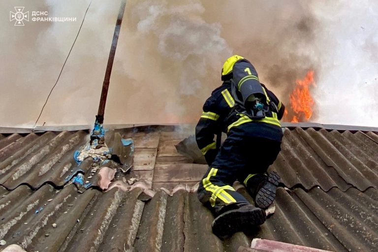 У Крихівцях горів житловий будинок: пожежу загасили за пів години (ФОТО)