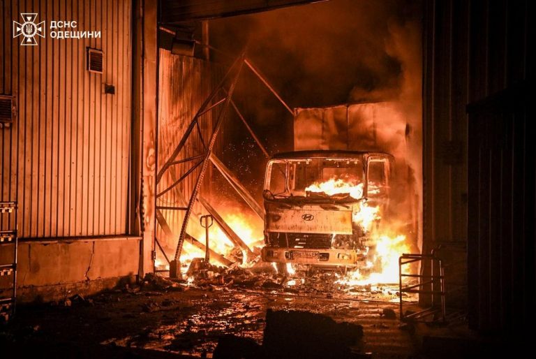 Вночі росіяни атакували безпілотниками Одесу: зайнялася пожежа (ФОТО) 12 Вночі росіяни атакували безпілотниками Одесу: зайнялася пожежа (ФОТО)