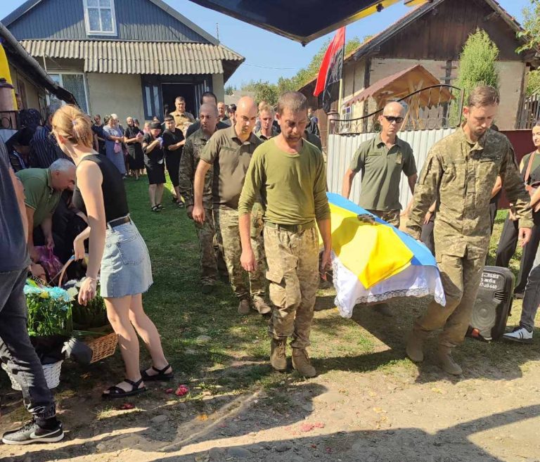 На Коломийщині провели в останню путь воїна Анатолія Петрука (ФОТО) 6 542759774 1355895389872262 6675784108579341572 n