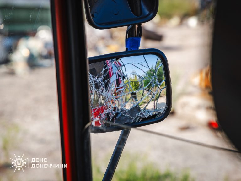 У Краматорську росіяни атакували рятувальників під час гасіння пожежі 9 У Краматорську росіяни атакували рятувальників під час гасіння пожежі
