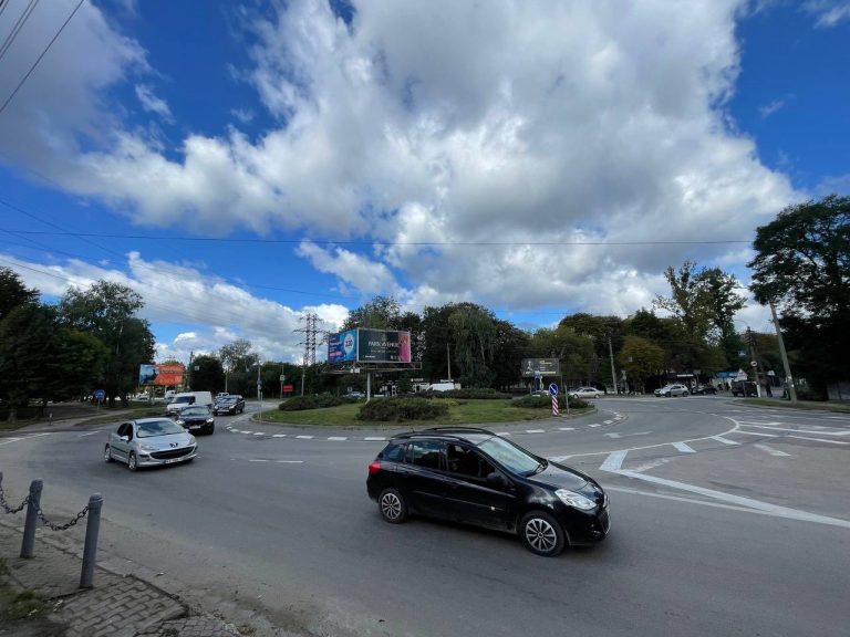 У Франківську змінили схему руху на кільці Чорновола–Довженка–Петлюри 11 У Франківську змінили схему руху на кільці Чорновола–Довженка–Петлюри