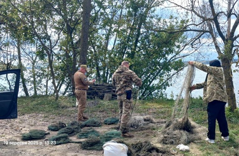 На Бурштинському водосховищі виявили браконьєрські сітки й пастки на сотні метрів: рибу врятували 9 549131370 672083879258915 202983413936554138 n