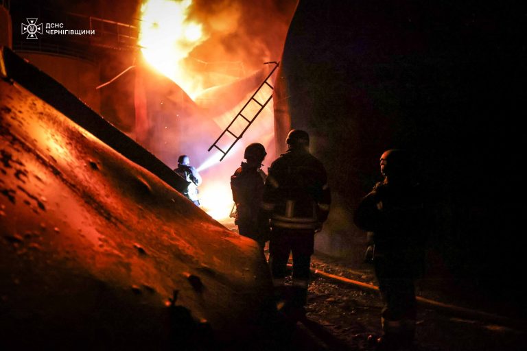 Росіяни вдарили по рятувальниках на Чернігівщині: є поранені (ФОТО)