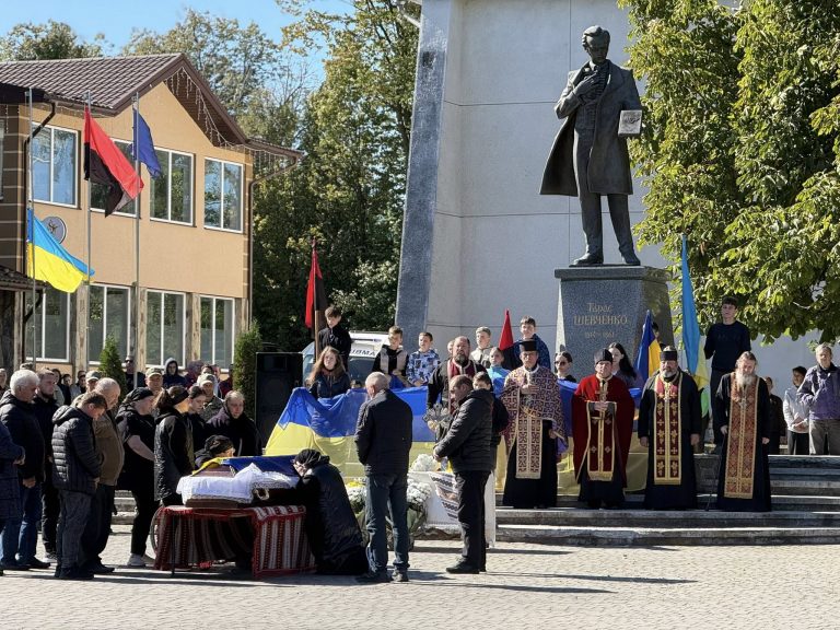 На Прикарпатті поховали військового, який рік вважався зниклим безвісти (ФОТО) 10 554772583 122142286430701970 1131283282459257305 n