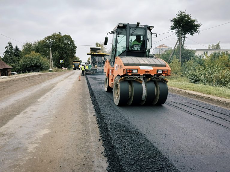 На Прикарпатті асфальтують ділянку дороги національного значення 11 557207509 1184779833680625 9151764634010399957 n