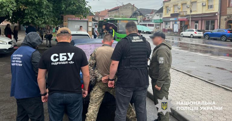 На Закарпатті правоохоронці затримали військового ТЦК, який заробляв на чоловіках призовного віку 5 DVB Zakarpattya TCK 1 29.09.2025