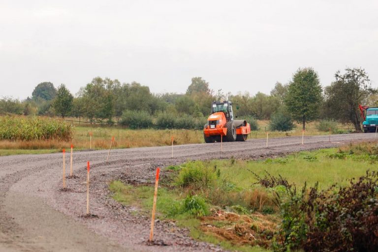 Близько 50 тисяч мешканців Прикарпаття отримають безпечну дорогу: триває ремонт Т-09-02 4 FB IMG 1757772427628