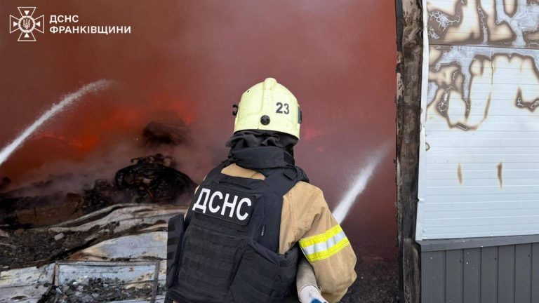 На Франківщині гасять масштабну пожежу після ворожих ударів (ФОТО) 3 IMG 20250903 095630 379
