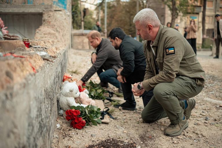 Принц Гаррі у Києві відвідав місце однієї з російських атак (ФОТО) 6 IMG 20250913 083233 970