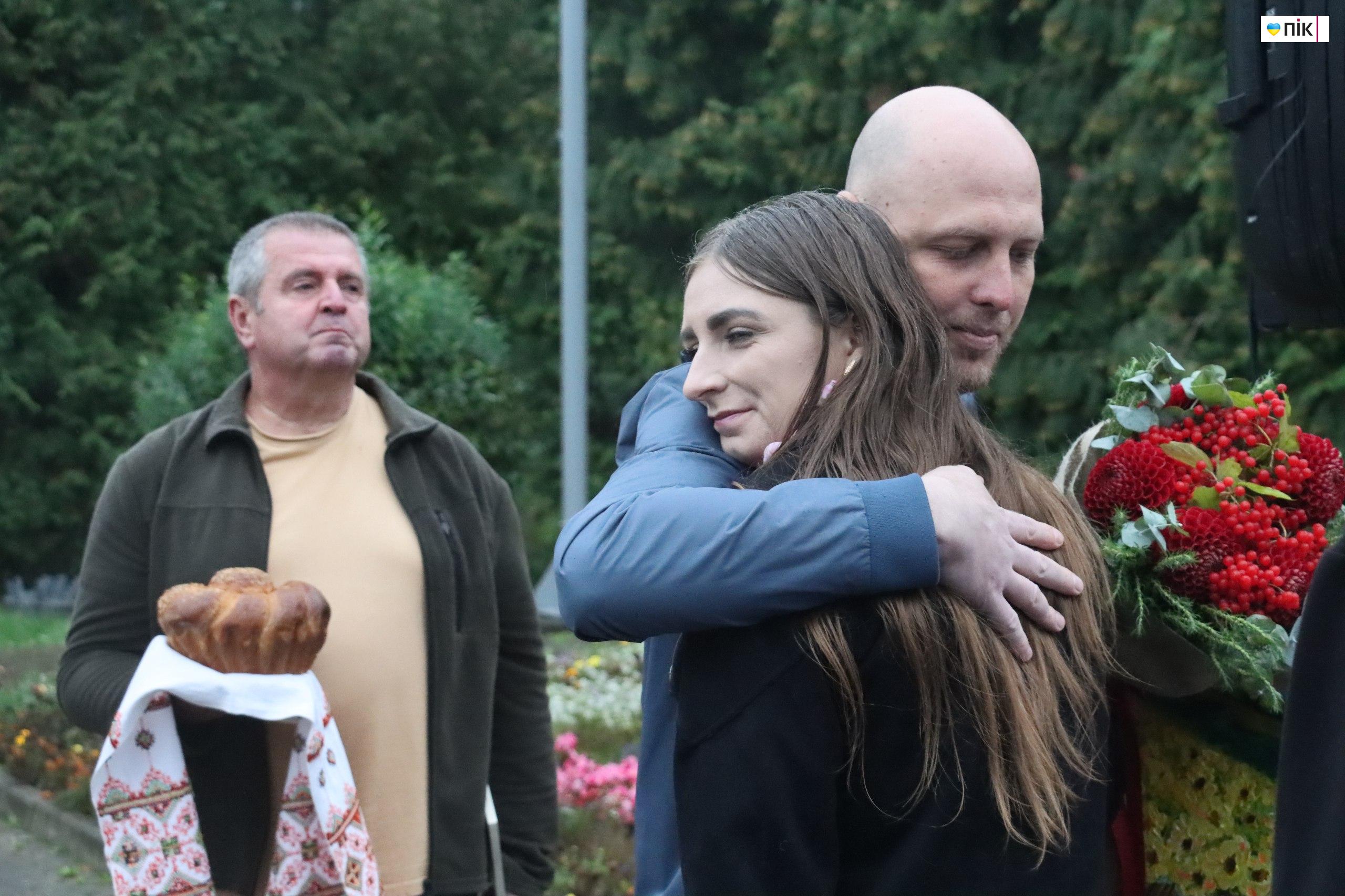 У Калуші зустріли Ярослава Гелема, який повернувся з полону (ФОТО, ВІДЕО) 5 IMG 20250924 202824 699