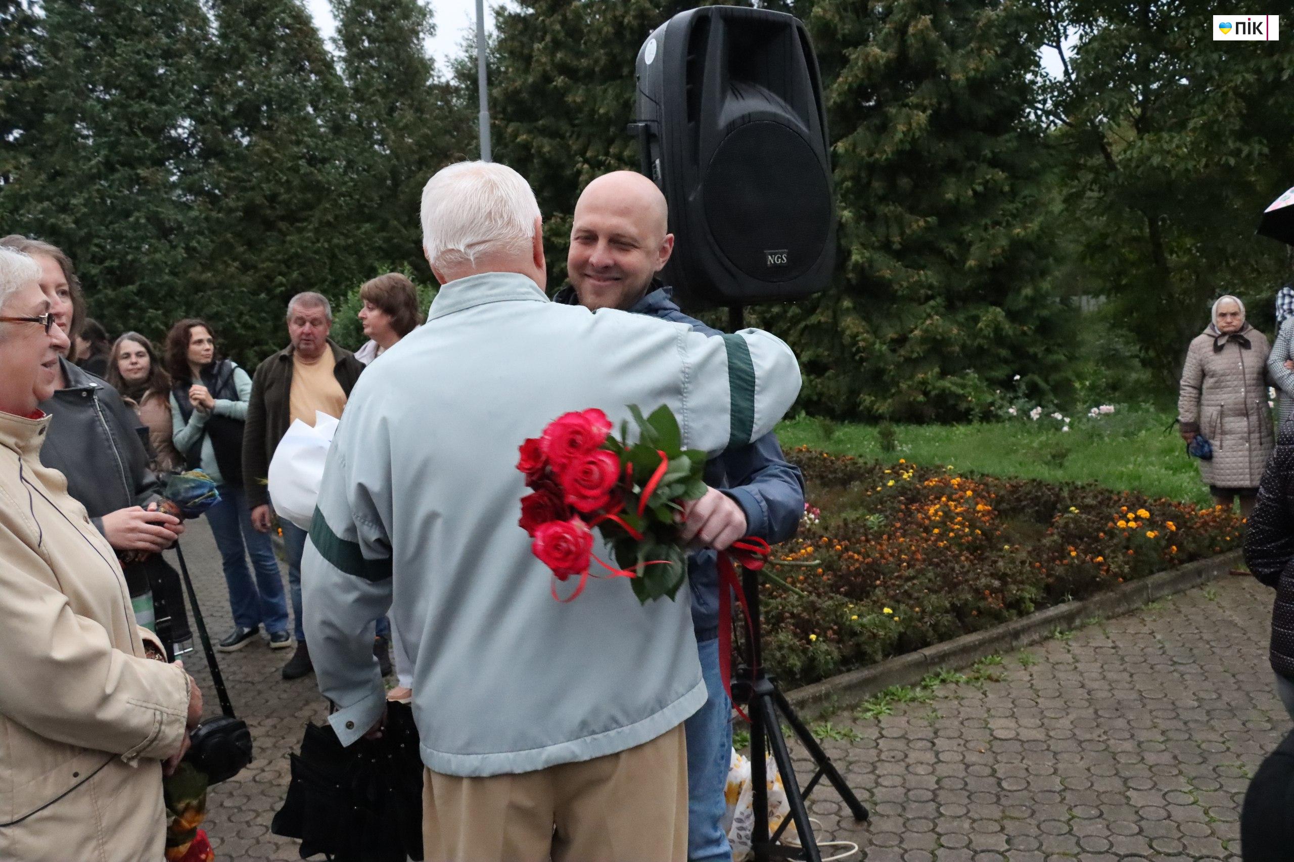 У Калуші зустріли Ярослава Гелема, який повернувся з полону (ФОТО, ВІДЕО) 17 IMG 20250924 213106 668